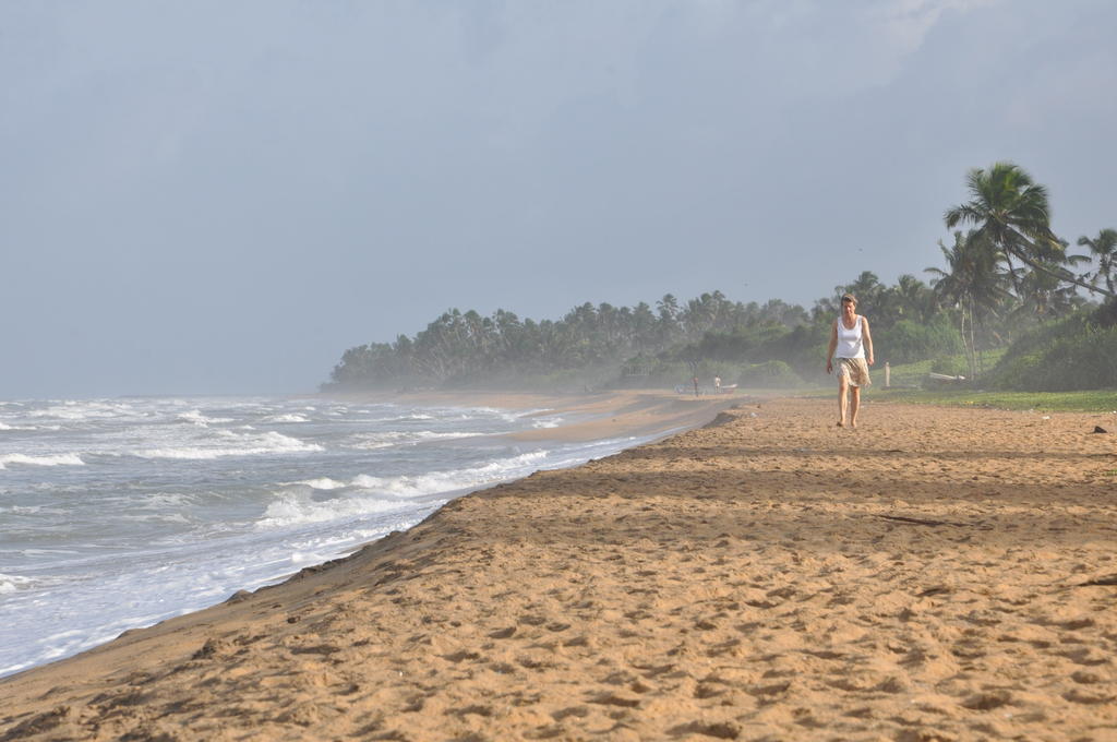 Laya Beach Hotel Wadduwa Ngoại thất bức ảnh