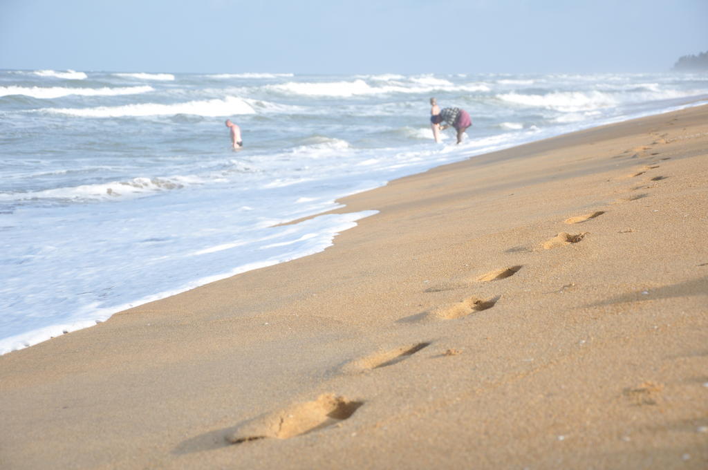 Laya Beach Hotel Wadduwa Ngoại thất bức ảnh